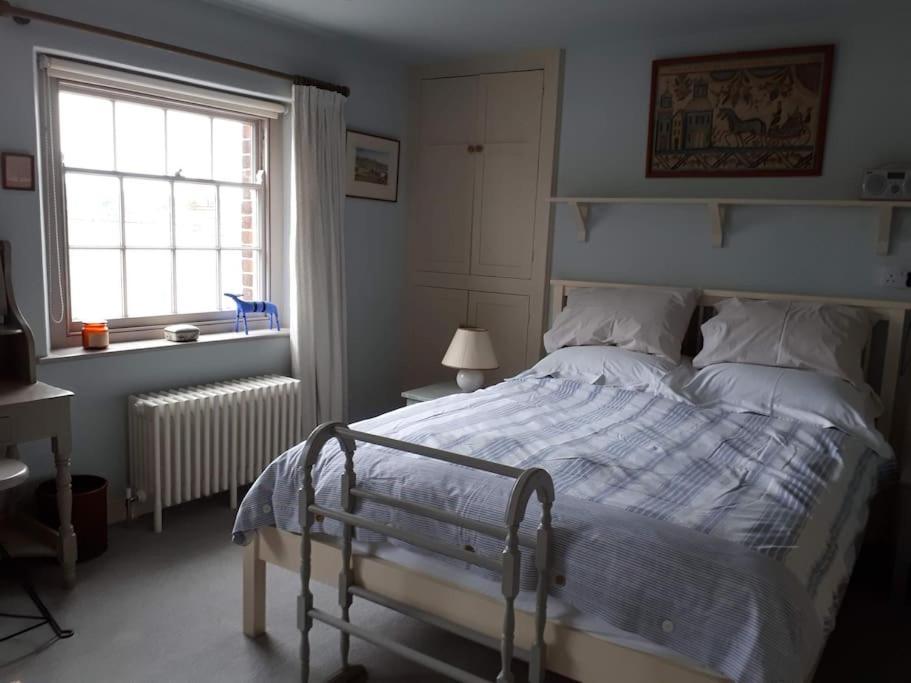 No. 27'S Self-Catering Flat For A Memorable Break. Bridport Exterior foto